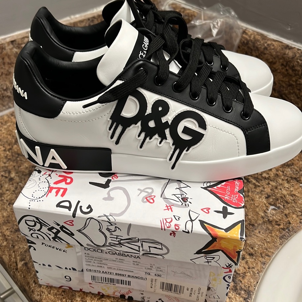 I’m a selling my Dolce & Gabbana white sneakers size 43 Italian size 10 men US.